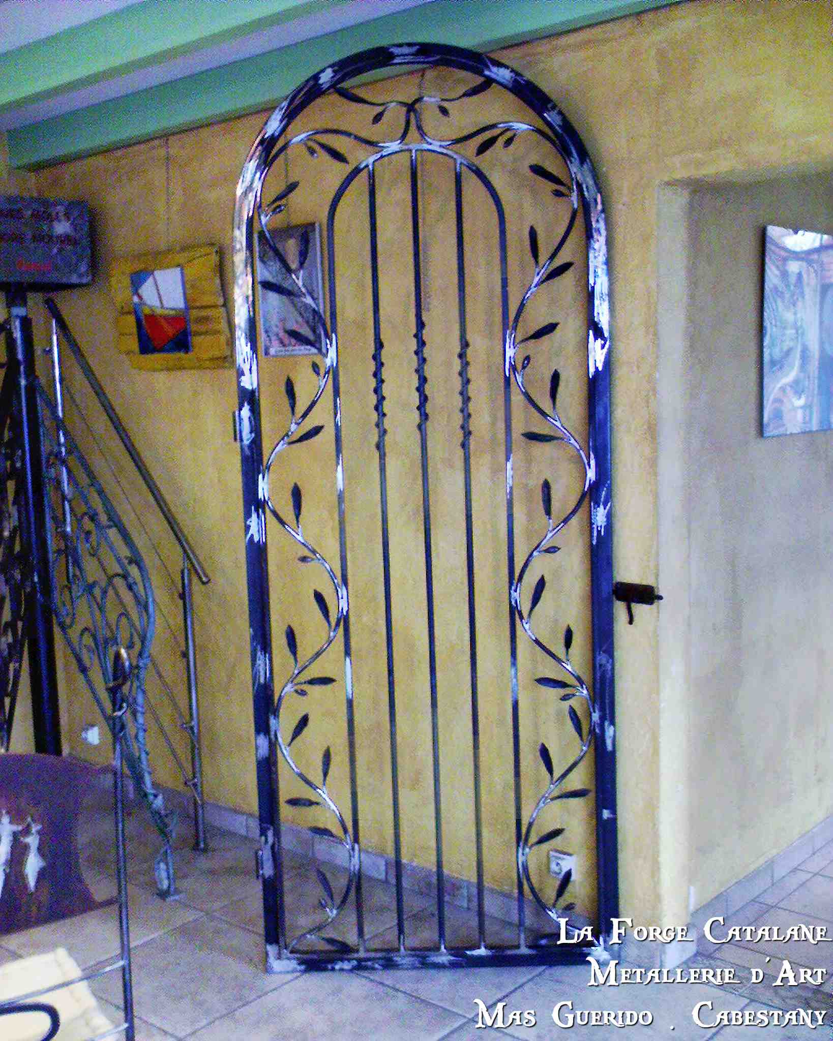 grille articulee cintree jardin inspiration vegetale rameau  olivier avec olives et feuilles forge catalane.jpg